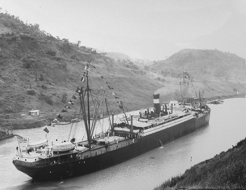 Fotografía histórica del buque SS Ancon realizando el primer tránsito oficial por el Canal de Panamá el 15 de agosto de 1914.