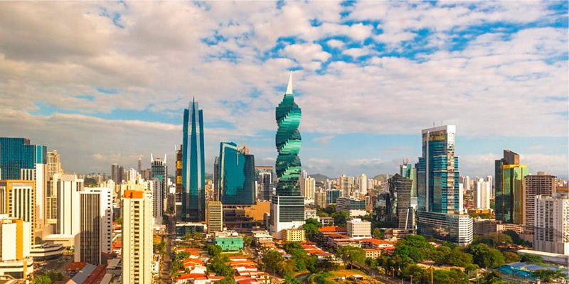 Vista panorámica contemporánea de la Ciudad de Panamá, con rascacielos que reflejan su desarrollo económico actual.